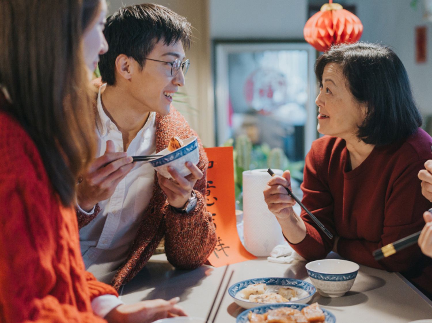 一家人圍在餐桌旁