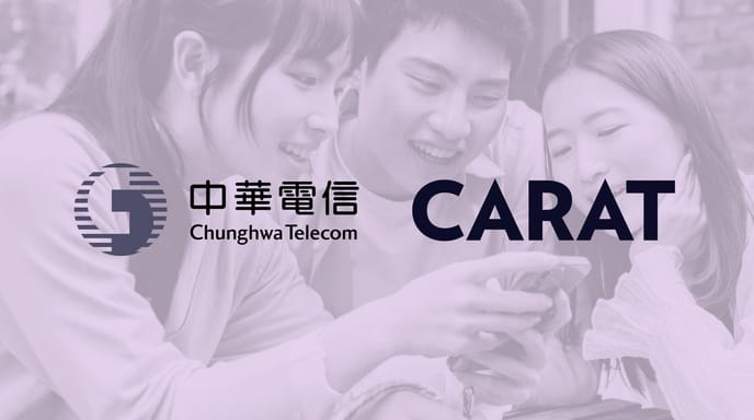 三個好友面帶微笑地看著智慧型手機，手機螢幕上顯示著中華電信和凱絡的標誌。