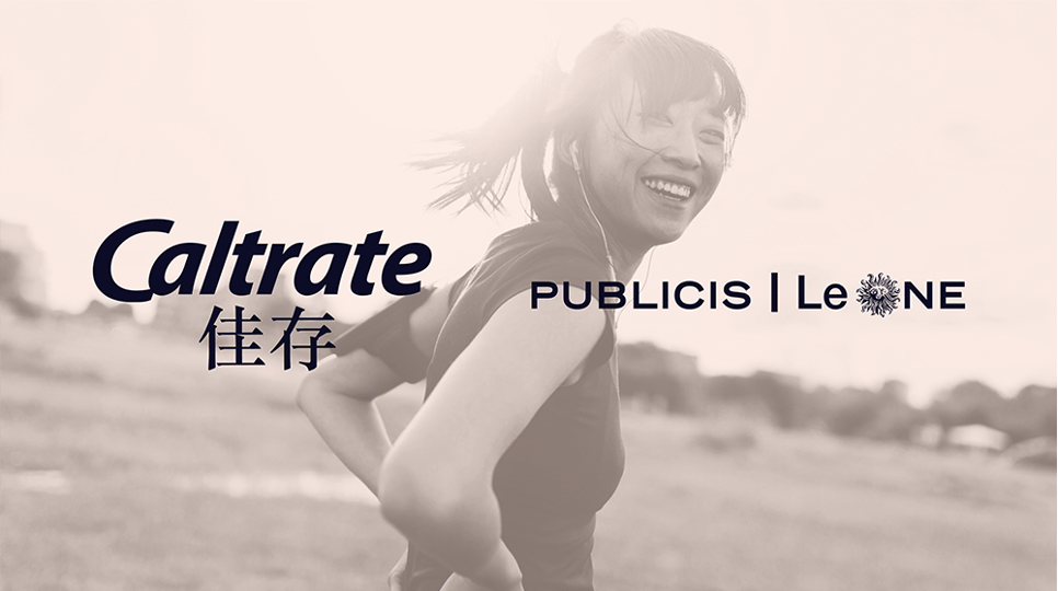 橘色封面圖像,一名微笑的女性站在戶外,印有 Caltrate 和 Publicis 標誌