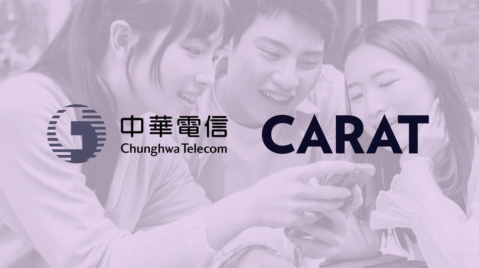 三個好友面帶微笑地看著智慧型手機，手機螢幕上顯示著中華電信和凱絡的標誌。