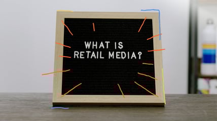 Eine Tafel mit dem Text „Was ist Retail Media?”
